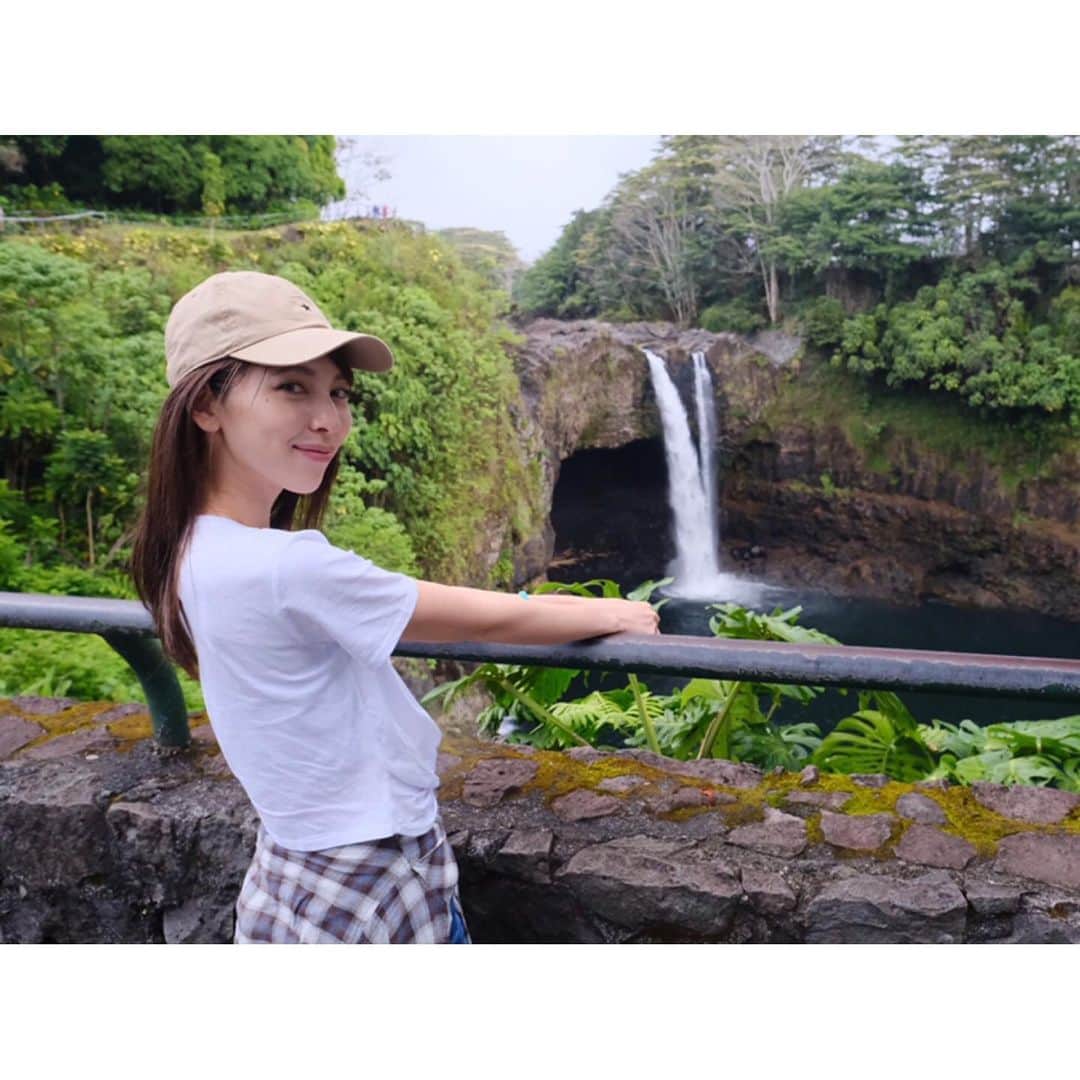 のインスタグラム：「😎🌴🌺 久しぶりの投稿📸 ずーっと行きたいって言い続けてたハワイ島へ😳 まずは #rainbowfalls へ🌈 お天気悪くて虹みれなかった😭  #スワイプしてね . . . #hawaii #hawaii🌴 #hawaiisbestphotos #hawaiistagram #instahawaii #ハワイ #ハワイ旅行 #ハワイ旅行記 #ハワイ女子旅 #女子旅  #旅行好き女子 #旅行好きな人と繋がりたい #fujifilm #富士フイルム #bigisland #bigislandhawaii #虹の滝 #ハワイ島 #ハワイ島ヒロ #ハワイ島観光 #wailukuriver #ポートレート #portraitphotography  #自然好き」
