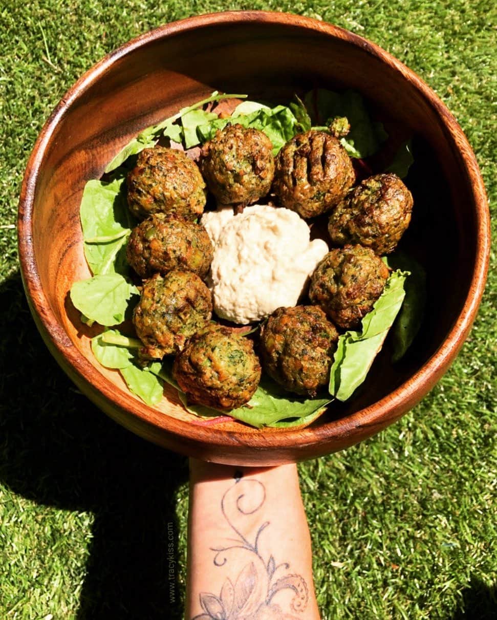 トレーシー・キスさんのインスタグラム写真 - (トレーシー・キスInstagram)「Lunch on the lawn is spinach falafels, hummus and salad - absolute sunshine in a bowl! What food are you fuelling your day with my darlings? Such gorgeous weather we’re having! ☺️ ------------------------ #falafel #lunch #spinachfalafel #hummus #tracykiss #gymlife #bodygoals #feminism #muscles #earnedit #tattoo #healthy #bodytransformation #inspiration #gains #motivation #ootd #fashion #weightloss #fitness #success #girlpower #redhead #ootn #lotd #veganism #girl #gym #bodybuilding #vegan」7月25日 21時05分 - tracykissdotcom