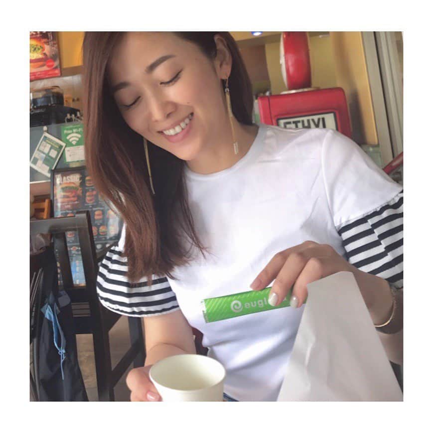 のインスタグラム：「. さっくりランチ。 .  @euglena_one から頂いた緑汁を食前に。  動物性、植物性の両方の栄養素がとれる藻類のユーグレナの入ったこちら。 . ユーグレナにしか含まれない独自の食物繊維も含まれ、腸内環境を整えてくれるのが◎。 . 外食や脂っこい食事の時に飲んでいます。 . #ユーグレナ #緑汁 #ユーグレナの緑汁 #ミドリムシ#食物繊維#デトックス」