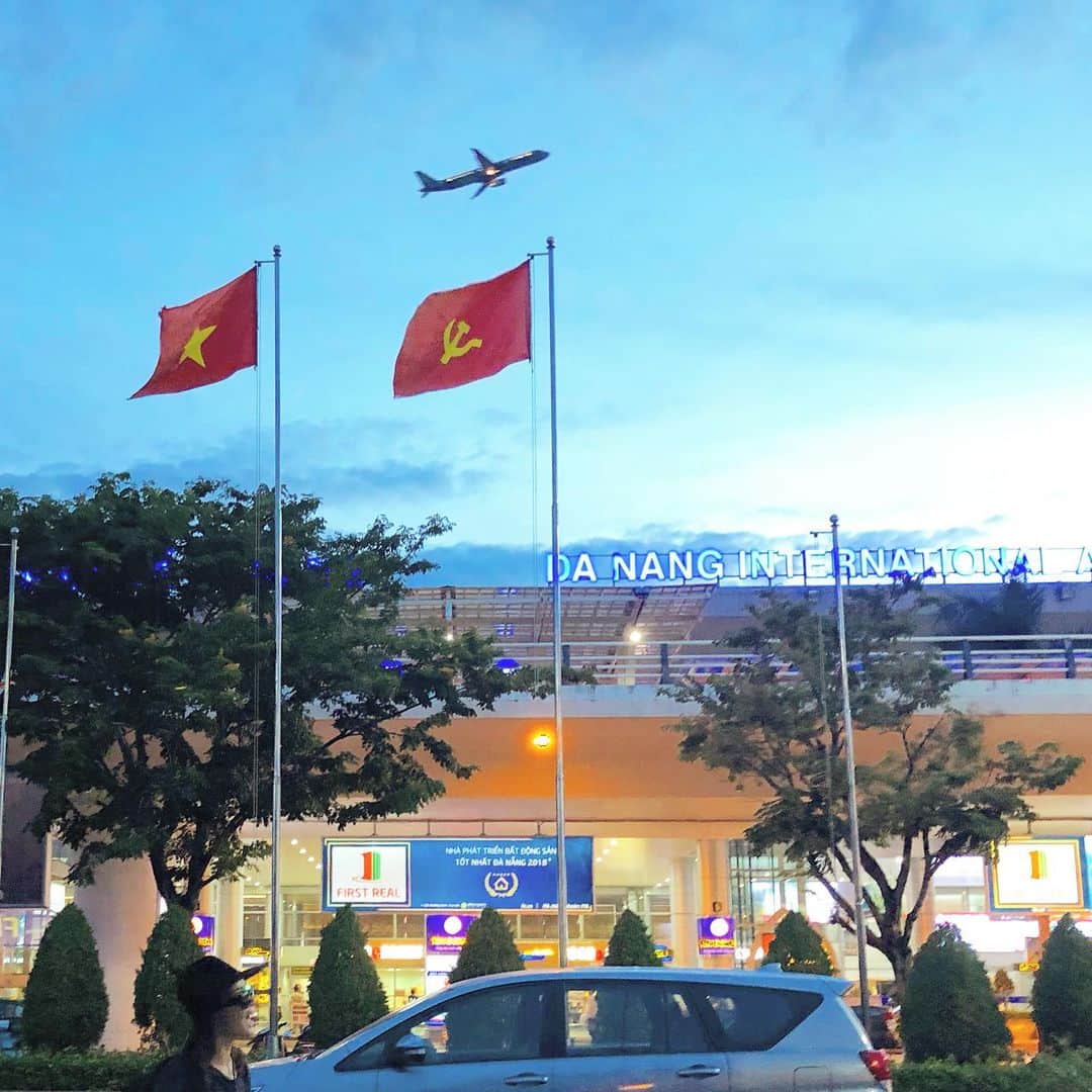 マキ・コニクソンさんのインスタグラム写真 - (マキ・コニクソンInstagram)「ホーチミン(Ho Chi Minh) から国内線乗り継いでダナン(Da Nang)に到着！🇻🇳 なかなかの湿気だよ！💦 自然なサウナだからお肌に良いね！✌🏼 #旅のおすそ分け🤙🏼 #ベトナム🇻🇳ダナンのおすそ分け🇻🇳#コニクソンの夏休み」7月25日 20時58分 - makikonikson
