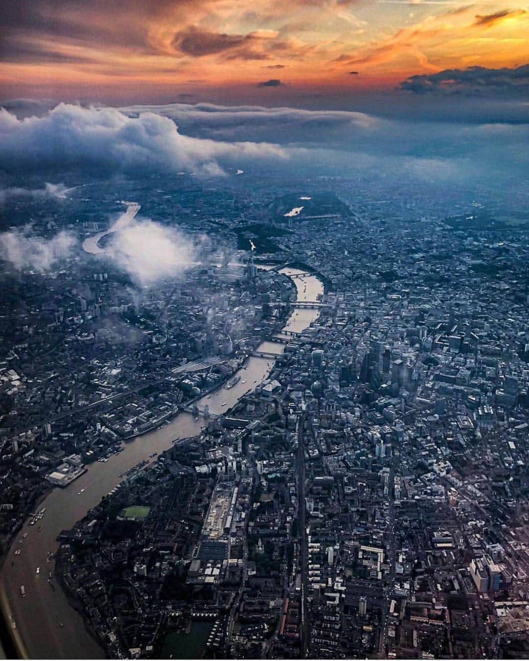 @LONDON | TAG #THISISLONDONさんのインスタグラム写真 - (@LONDON | TAG #THISISLONDONInstagram)「#London looking majestic on approach. The benefits of an early morning landing! 😍 Incredible snap from @a_w_innes 📸🙏🏼❤️🔥 Enjoy the heat today! ☀️☀️☀️ // #thisislondon #londonlife」7月25日 20時59分 - london