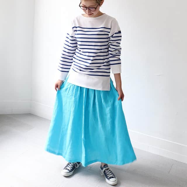 のインスタグラム：「. リネン生地＆一枚仕立てで涼しい「maillot｜リネンギャザースカート」 . ─────────────────── キナリノアプリでは素敵な情報とアイテムを、 毎日お届けします。 →ダウンロードはプロフィールリンクから ─────────────────── . 定番のリネンTeeに使用されている、オリジナルファブリックのリネンオックス素材を使用。 洗いのかかった麻素材は、ふわりとやわらかな風合いでとても良い雰囲気です。 カラーは、ターコイズ、レッド、パープル、ブラックの4色展開。 裏地のない１枚仕立てですが、発色の良いカラーリングなのでほとんど透け感がなく、真夏の暑い時期にも快適に着ていただけるアイテムです＊ . ▶︎こちらのアイテムはキナリノアプリで販売中！ 「お買いもの」→「インスタグラム掲載」から、インスタグラムでご紹介したアイテムをご覧頂けるようになりました。 アプリを最新版にアップデートのうえ、お買い物をお楽しみください。 . #スカート #ロングスカート #リネン #マイヨ #コーディネート #STRATOBee #maillot #Skirt #coordinate #ootd #丁寧な暮らし #暮らし #キナリノモール #キナリノ . https://kinarino-mall.jp/item-29846」