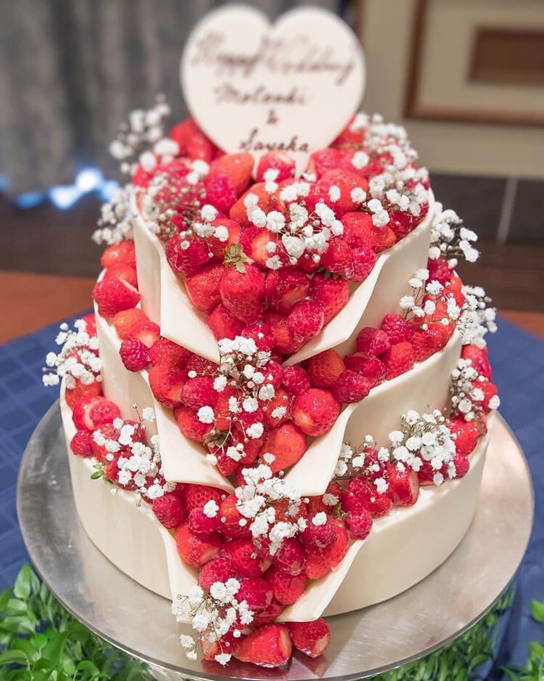 ゼクシィさんのインスタグラム写真 ゼクシィinstagram やっぱり大好き いちごのウエディングケーキ 今回は ゼクシィ19 のハッシュタグをつけて 投稿頂いた中から いちごのウエディングケーキを ご紹介 やっぱりコレは外せない 1枚目は 三段の