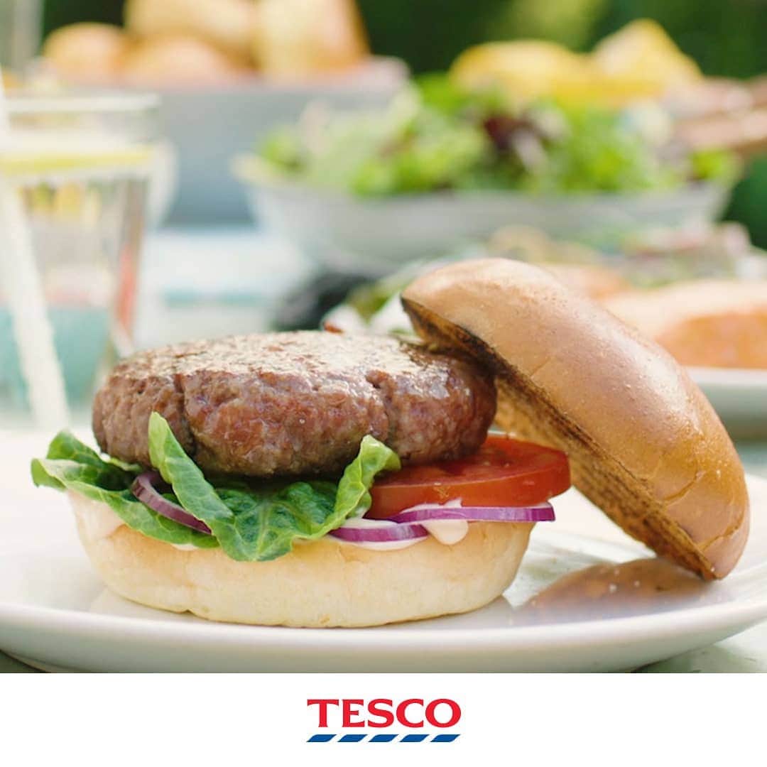 Tesco Food Officialさんのインスタグラム写真 - (Tesco Food OfficialInstagram)「ALERT: we may have hit peak BBQ weather! Head to our IGTV for all the BBQ hacks you’ll need this summer - from keeping your burgers super-juicy, to getting your grill to sparkle (using an onion!).」7月25日 21時04分 - tescofood