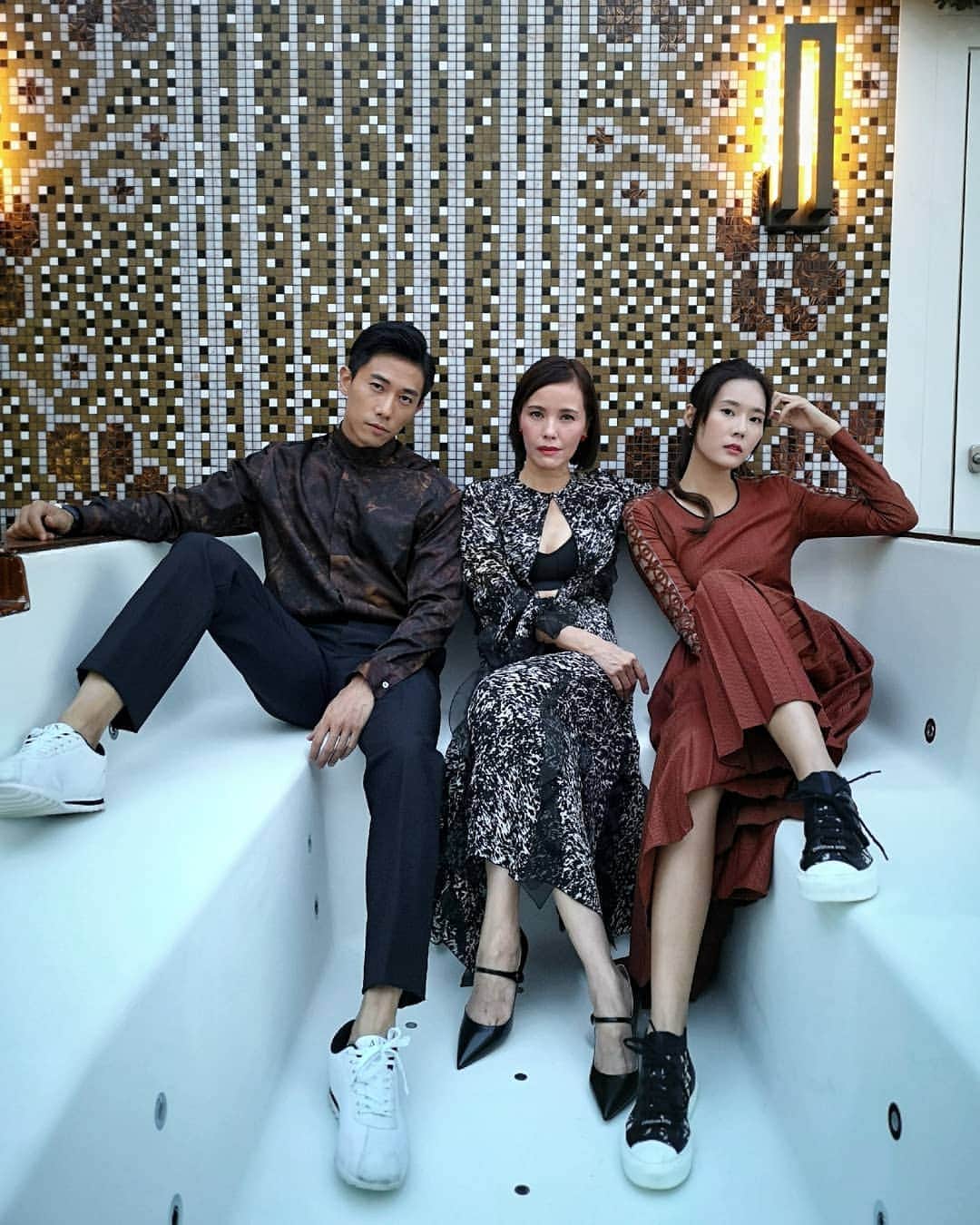 デスモンド・タンのインスタグラム：「Wonderful tonight. Are you ready to VOGUE it out too? ♠️ P.S. Thank you @jihg21 for this killin' look from @alfreddunhill 📸: BY THE SUPER TALENTED AND GENEROUS PHOTOGRAPHER @huangxueling 😘」