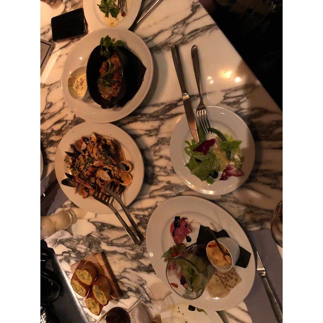 ジヒョク のインスタグラム：「따뜻한 밥 한끼에 이렇게 행복할수가 있나 ................」