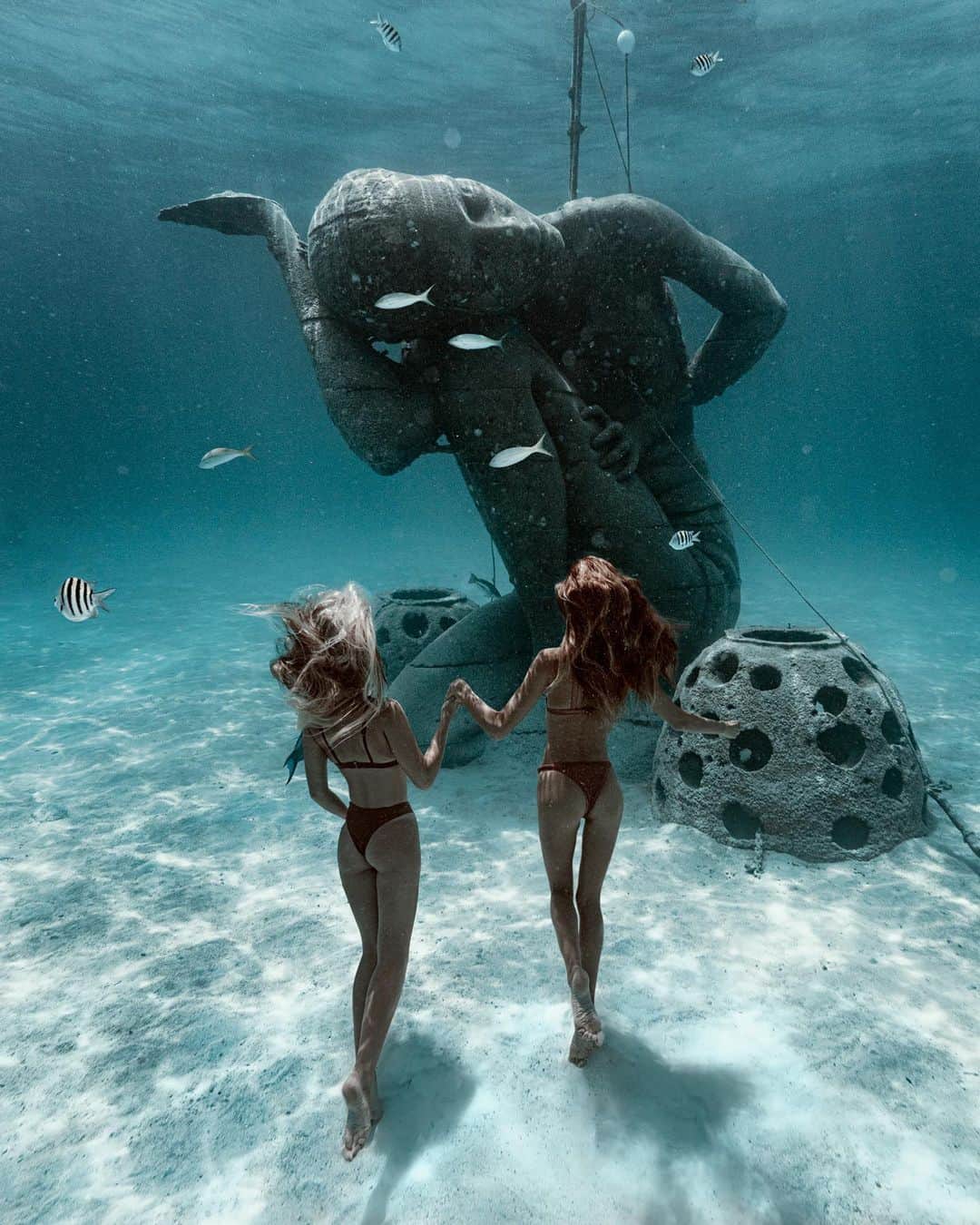 サシャ・カリスのインスタグラム：「Come @sjanaelise Let me show you my world... 💦 📸 @elenakalis . . . #nassau #nassaudiving #oceanatlas #underwaterphotography #underwater #photography #travel #travelphotography #bahamas #sheisnotlost #speechlessplaces #girlsborntotravel #passionpassport #tlpicks #dametraveler #shetravels #meettheworld #darlingescapes」
