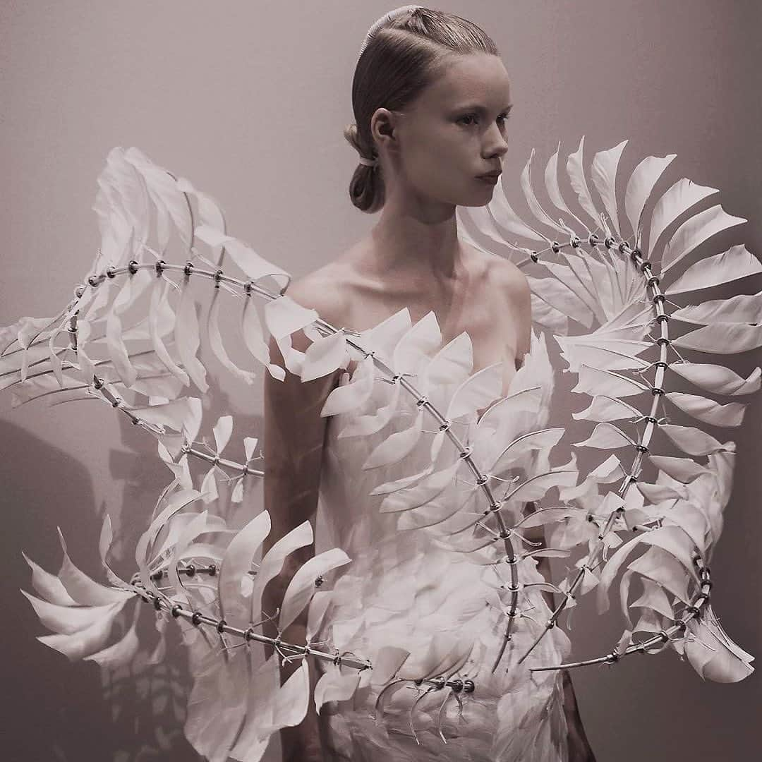 Iris Van Herpeさんのインスタグラム写真 - (Iris Van HerpeInstagram)「The intimacy of Infinity ∞ @rebekkame gracefully captured behind the scenes wearing the ‘Infinity' dress. Special thanks to collaborating artist @Anthony.howe.art Photo by @karlcollins1  #irisvanherpen #hypnosiscouture #parisfashionweek」7月25日 21時09分 - irisvanherpen