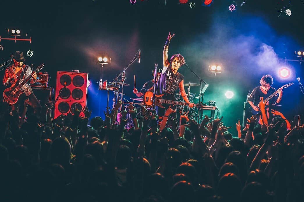 宮上元克のインスタグラム：「‪AKi TOUR 2019「Monolith」‬ ‪メンバーは勿論、スタッフ含め益々ファミリー感が心地良くて、あっという間の1ヶ月でした。‬ ‪ご来場頂いた皆様本当に有難うございました🤟‬ ‪Photo by Taichi Nishimaki‬ #AKi #Monolith」