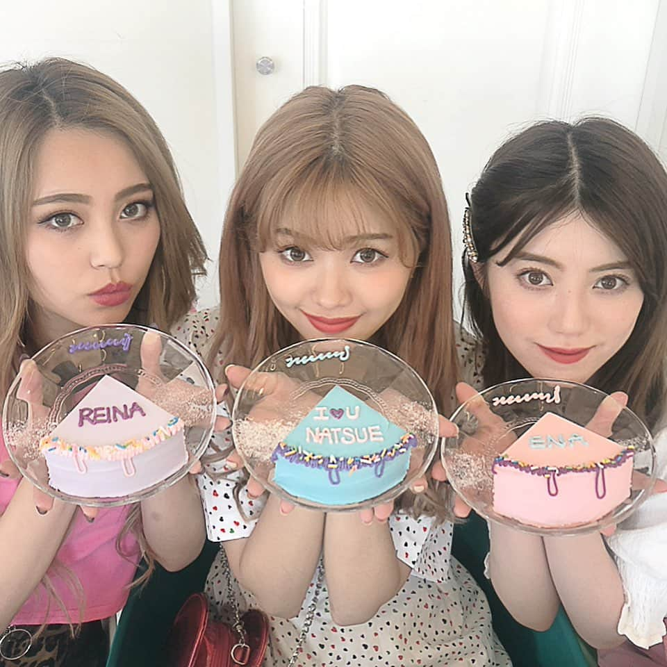 Popteenさんのインスタグラム写真 - (PopteenInstagram)「GAL三姉妹の韓国旅行オフショット🇰🇷✨パステルカラーのバターケーキに３人の名前を入れてもらったらさらに映えたよ💜💗💛#GAL三姉妹#卒業#旅行#韓国#なちょす#ちゃんえな#れいぽよ#둥근달바다곁카페 #fullmoonwithsidesea #부산 #釜山 #釜山旅行 #韓国旅行」7月25日 21時12分 - popteen_official