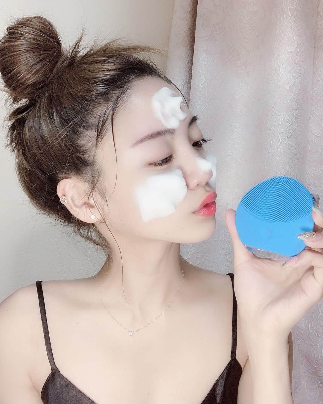 志田友美（ゆうみん）のインスタグラム：「. 最近 @foreo_jp の #LUNAmini2 で洗顔をするようになった💓 落としきれない毛穴の奥の汚れまで取ってくれるから そのあとの化粧水の浸透力が凄いの😳！ １回充電するだけで300回も使えるらしくて使えるから旅行にも絶対持ってく😭👌 . #スウェーデン発🇸🇪 #FOREO #FOREO_Japan #すっぴん #スキンケア #クレンジング #ルナミニ2 #pr #スキンケア #洗顔 #美容オタク #ルーティーン #skincare」