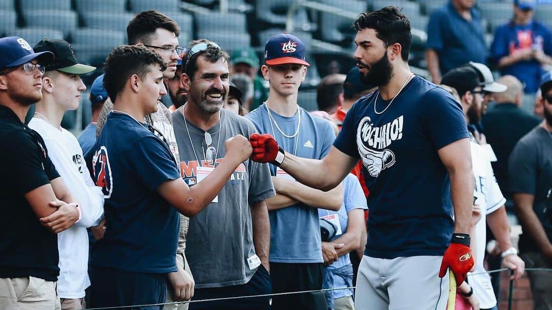 エリック・ホズマーのインスタグラム：「Wadup cuz! @austin.hosmer」