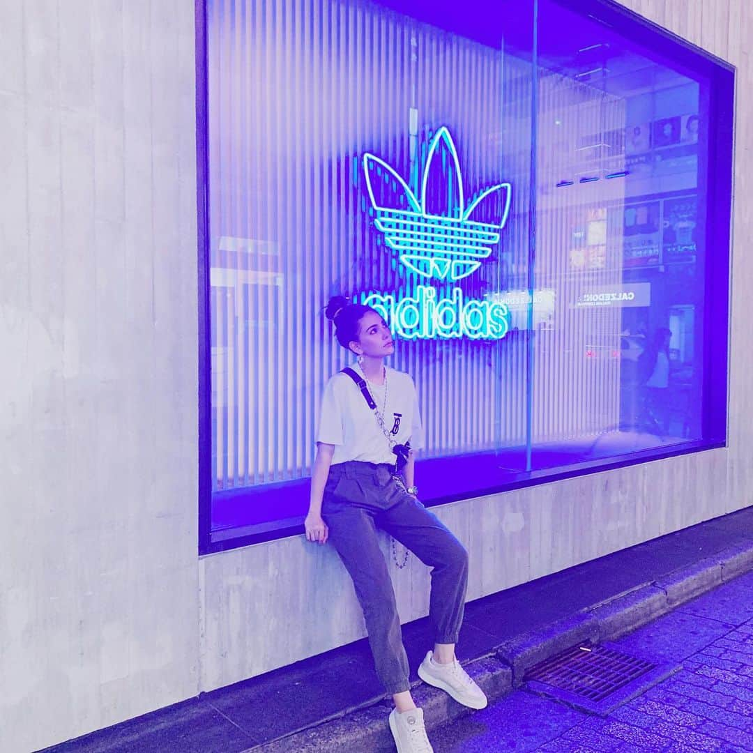 ハンナ・クインリヴァンさんのインスタグラム写真 - (ハンナ・クインリヴァンInstagram)「If you were looking for a sign, here it is. #adidas #ootd」7月25日 21時16分 - hannah_quinlivan