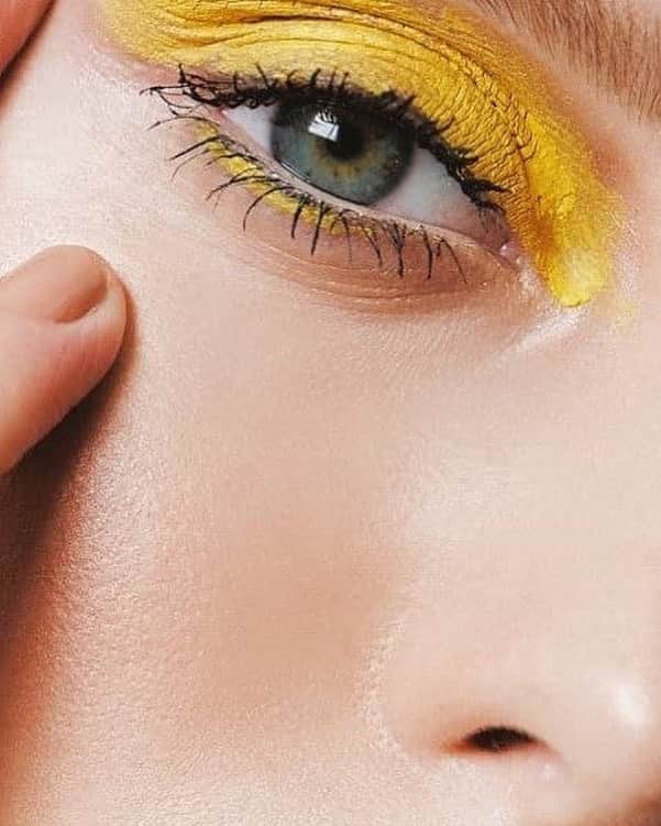 NARSさんのインスタグラム写真 - (NARSInstagram)「Lemon(sh)ade. Featuring Douro Single Eyeshadow. #regram @diegoserres Model @_juliabregalda Makeup Artist @savana.sa」7月25日 21時20分 - narsissist