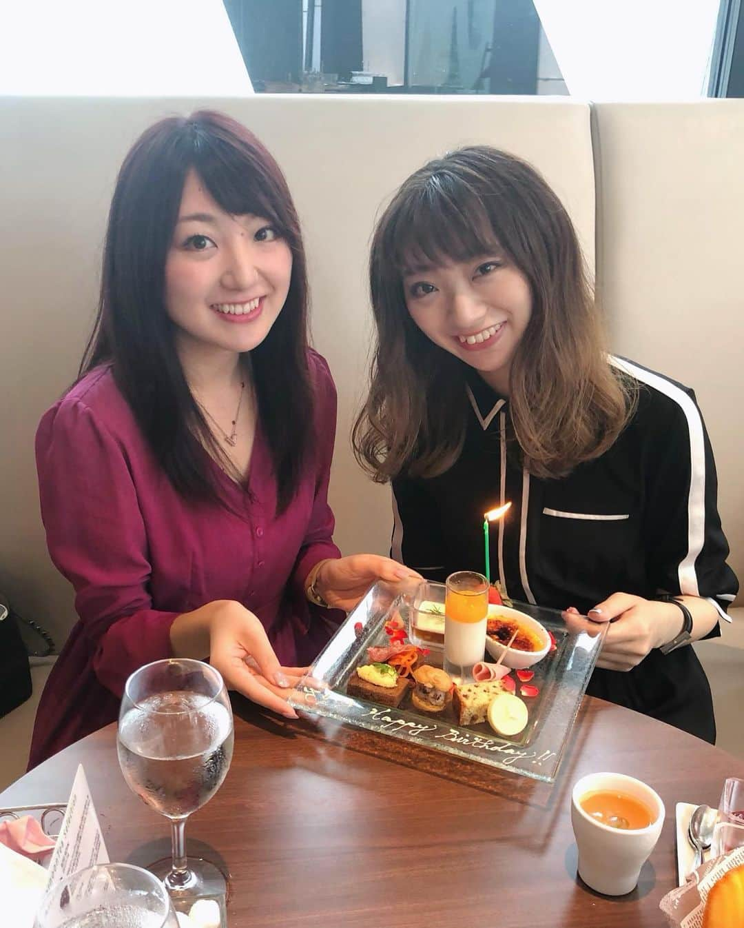 尻無浜冴美さんのインスタグラム写真 - (尻無浜冴美Instagram)「誕生日の翌日、妹がアフタヌーンティー連れてってくれた🤗💗💗﻿ 甘いものや、ちょっとした軽食があって好きなだけお茶おかわりできる、あの優雅な時間が好きで！リクエストしたの(*ﾟ▽ﾟ*)﻿ いろんな種類の紅茶飲めてマフィンすっごい美味しくってまた行きたい☺️﻿ 1個ちがいの仲良し姉妹よ〜ありがとう♪﻿ ﻿ ﻿ ﻿ ﻿ #誕生日﻿ #誕生日プレゼント #happybirthday  #30歳 ﻿ #三十路﻿ #アフタヌーンティー﻿ #メルセデスベンツカフェ  #メルセデスミー東京  #afternoontea  #ケーキ好き  #紅茶 #紅茶好き  #teatime」7月25日 21時21分 - saemi_shinahama