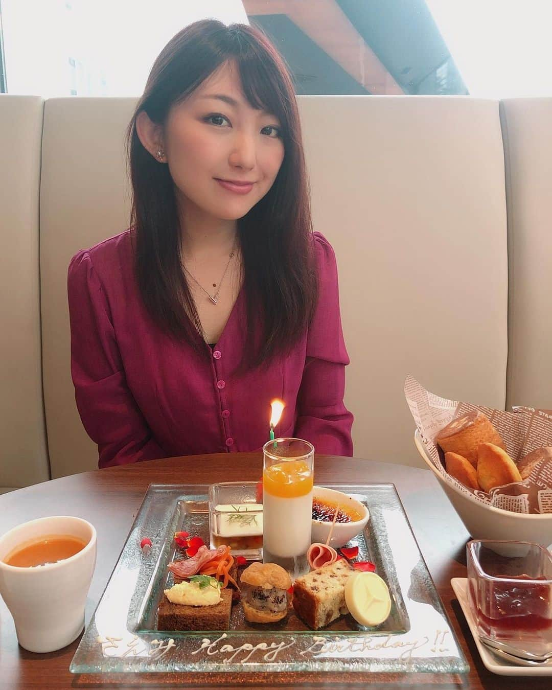 尻無浜冴美さんのインスタグラム写真 - (尻無浜冴美Instagram)「誕生日の翌日、妹がアフタヌーンティー連れてってくれた🤗💗💗﻿ 甘いものや、ちょっとした軽食があって好きなだけお茶おかわりできる、あの優雅な時間が好きで！リクエストしたの(*ﾟ▽ﾟ*)﻿ いろんな種類の紅茶飲めてマフィンすっごい美味しくってまた行きたい☺️﻿ 1個ちがいの仲良し姉妹よ〜ありがとう♪﻿ ﻿ ﻿ ﻿ ﻿ #誕生日﻿ #誕生日プレゼント #happybirthday  #30歳 ﻿ #三十路﻿ #アフタヌーンティー﻿ #メルセデスベンツカフェ  #メルセデスミー東京  #afternoontea  #ケーキ好き  #紅茶 #紅茶好き  #teatime」7月25日 21時21分 - saemi_shinahama