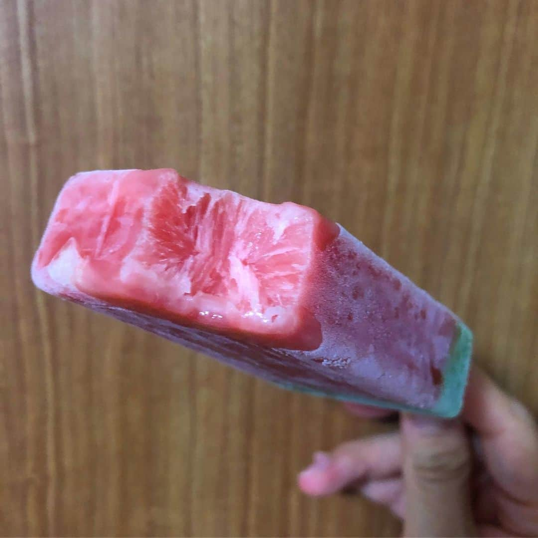 馬渕史香さんのインスタグラム写真 - (馬渕史香Instagram)「セブンイレブンの新しいアイス食べてみた🍉  このシリーズのマンゴーが大好きなんやよね〜  うん、スイカも美味しい〜😆 アレに似とるね、王道のアレ 食べ比べればいきっと違いはわかるんやろうけどね、アレに似て美味しい😋  けど食感はスイカ？？ではないかな🤔 ていうか、そもそもすいかを凍らした事ないってことに今書いとって気づいた笑 “まるですいか”なのかはわからんけど、シャクシャクの好きな食感でした❤️💚 #セブンスイーツアンバサダー #セブンの夏アイス #モニター #アイス #スイーツ #sweets #フルーツバー #fruits」7月25日 21時25分 - fumika0902