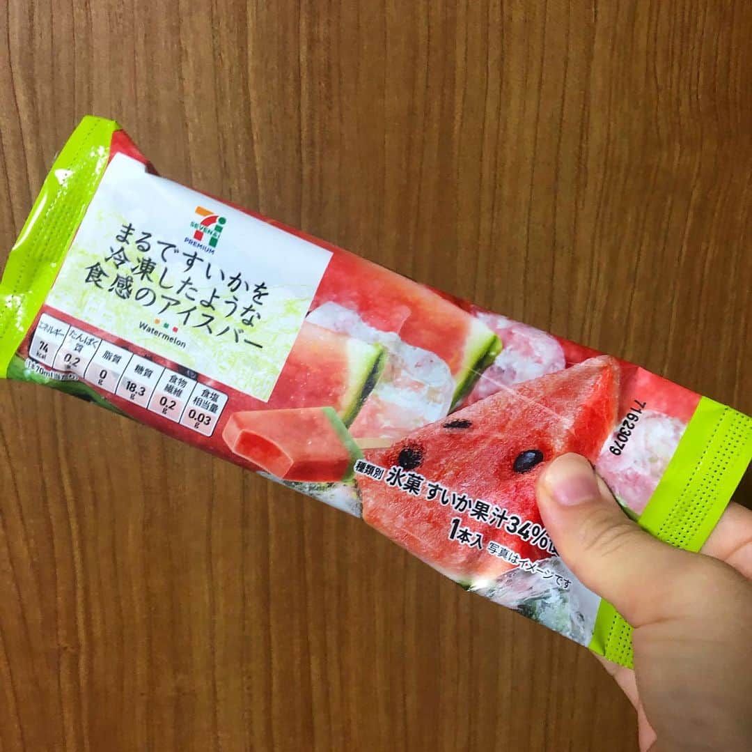 馬渕史香のインスタグラム：「セブンイレブンの新しいアイス食べてみた🍉  このシリーズのマンゴーが大好きなんやよね〜  うん、スイカも美味しい〜😆 アレに似とるね、王道のアレ 食べ比べればいきっと違いはわかるんやろうけどね、アレに似て美味しい😋  けど食感はスイカ？？ではないかな🤔 ていうか、そもそもすいかを凍らした事ないってことに今書いとって気づいた笑 “まるですいか”なのかはわからんけど、シャクシャクの好きな食感でした❤️💚 #セブンスイーツアンバサダー #セブンの夏アイス #モニター #アイス #スイーツ #sweets #フルーツバー #fruits」