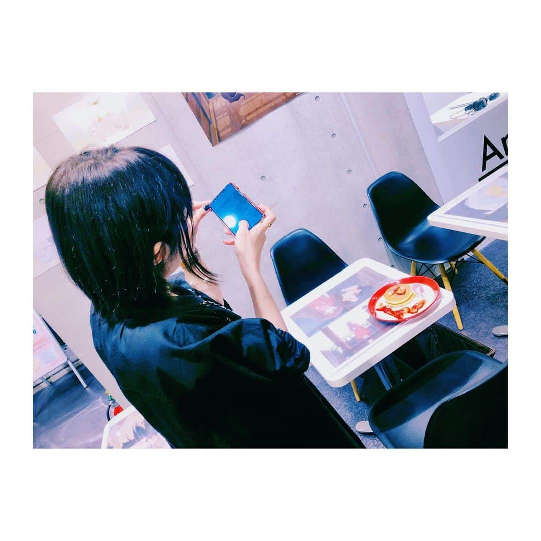 佐藤聡美さんのインスタグラム写真 - (佐藤聡美Instagram)「* * * ネイルも衣装も黒。 * なぜなら！ フルーツバスケットの イベントがあったから…🐟🍙🌸 * * 「フルーツバスケット」 Blu-ray&DVD1巻発売記念イベント 『おしゃべりしましょう！ うおちゃん、はなちゃん』 に出演してきましたよ〜〜✨ * ご来場くださった皆様 本当にありがとうございました☺️ * とってもアットホームで あたたかくて、笑顔の絶えない 幸せ空間でしたね。 クイズも無敵の友情パワーで なんとかクリア…！ * * 初めての女子会イベントは 最高に楽しかったです☺︎ 次は、おこたに入りながら 開催出来たらいいな〜🌸 * * * そして、先日 フルーツバスケットとコラボ中の 「Animax Cafe+」さんに行ってきました✨✨ * 美味しくて可愛いメニュー キャラクターのイラストや グッズが沢山の幸せ空間…☺️ 花ちゃんのブルーエルダーティー すごくお洒落な味がして 最高に美味しかったです🌸 コースターも可愛くって 全部欲しくなってしまいますね。 フルバ好きな皆さんには ぜひぜひ足を運んでもらいたいです…！！ * * * * #フルーツバスケット  #フルバ #イベント #AnimaxCafe+ #コラボカフェ #美味しかった #楽しかった #幸せ空間 #あったかい #🐟🍙🌸 #石見舞菜香 ちゃん #種崎敦美 ちゃん #佐藤聡美 #黒  #純黒 #ブラックネイル」7月25日 21時26分 - sugar_me58