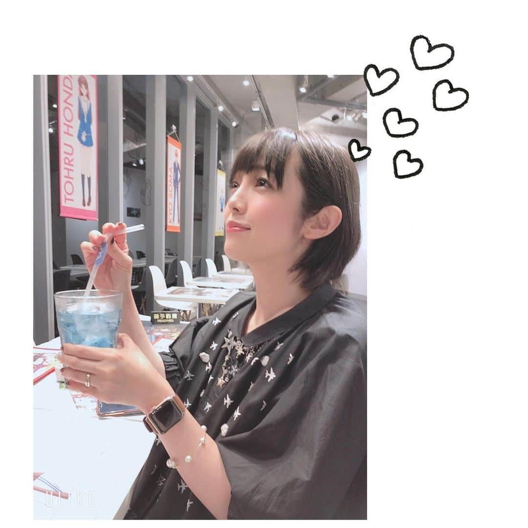 佐藤聡美さんのインスタグラム写真 - (佐藤聡美Instagram)「* * * ネイルも衣装も黒。 * なぜなら！ フルーツバスケットの イベントがあったから…🐟🍙🌸 * * 「フルーツバスケット」 Blu-ray&DVD1巻発売記念イベント 『おしゃべりしましょう！ うおちゃん、はなちゃん』 に出演してきましたよ〜〜✨ * ご来場くださった皆様 本当にありがとうございました☺️ * とってもアットホームで あたたかくて、笑顔の絶えない 幸せ空間でしたね。 クイズも無敵の友情パワーで なんとかクリア…！ * * 初めての女子会イベントは 最高に楽しかったです☺︎ 次は、おこたに入りながら 開催出来たらいいな〜🌸 * * * そして、先日 フルーツバスケットとコラボ中の 「Animax Cafe+」さんに行ってきました✨✨ * 美味しくて可愛いメニュー キャラクターのイラストや グッズが沢山の幸せ空間…☺️ 花ちゃんのブルーエルダーティー すごくお洒落な味がして 最高に美味しかったです🌸 コースターも可愛くって 全部欲しくなってしまいますね。 フルバ好きな皆さんには ぜひぜひ足を運んでもらいたいです…！！ * * * * #フルーツバスケット  #フルバ #イベント #AnimaxCafe+ #コラボカフェ #美味しかった #楽しかった #幸せ空間 #あったかい #🐟🍙🌸 #石見舞菜香 ちゃん #種崎敦美 ちゃん #佐藤聡美 #黒  #純黒 #ブラックネイル」7月25日 21時26分 - sugar_me58