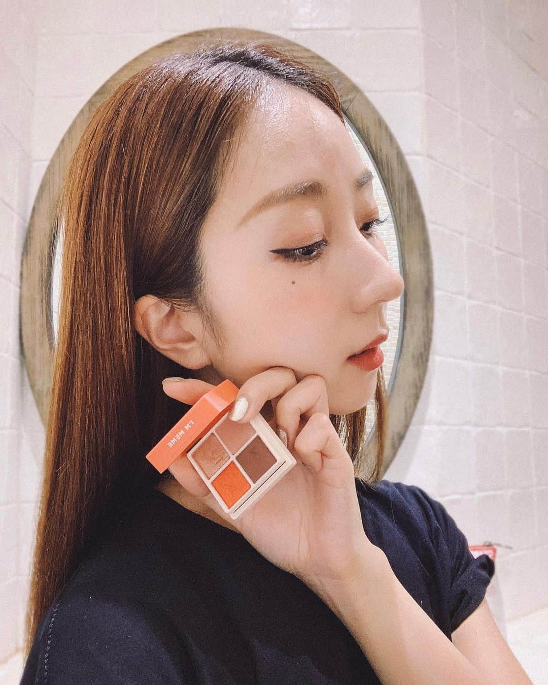 のインスタグラム：「7月の #qoo10 の #ビューティーボックス は、コンパクトで多彩なカラーを楽しめるコスメたち💄💓💓﻿ ﻿ 特に #アイシャドウ & #チーク がセットになったアイムマルチキューブは、肌馴染みの良いカラーとラメのキラキラ感が可愛い😍😍﻿ ﻿ #リップクレヨン はマットなのにカサカサしなくってなじみも良いよ🖍﻿ 4色あるから混ぜて使ったり、グラデーションにもできるの💯﻿ ﻿ コスパがいい #夏スペシャルセット は、8000円相当の韓国コスメが今4個セットで3000円で、500個数量限定セットなので気になる方は早めにゲットしてくださいね*\(^o^)/*﻿ 夏らしい透け感の可愛いすみすみポーチは沢山入るから海とかにも使えそう🙆‍♀️﻿ ﻿ ﻿ ﻿ ﻿ ﻿ ﻿ ﻿ ﻿ ﻿ ﻿ ﻿ ﻿ ﻿ ﻿ ﻿ ﻿ ﻿ ﻿ #今日のメイク #すみすみ #可愛い #アイムミミ #ビューティーボックスポーチ #日本未発売 #beauty #韓国コスメ #qoo10購入品 #pr #makeup #cosmetics #cosmeticsblogger #immeme #maripo_makeup」
