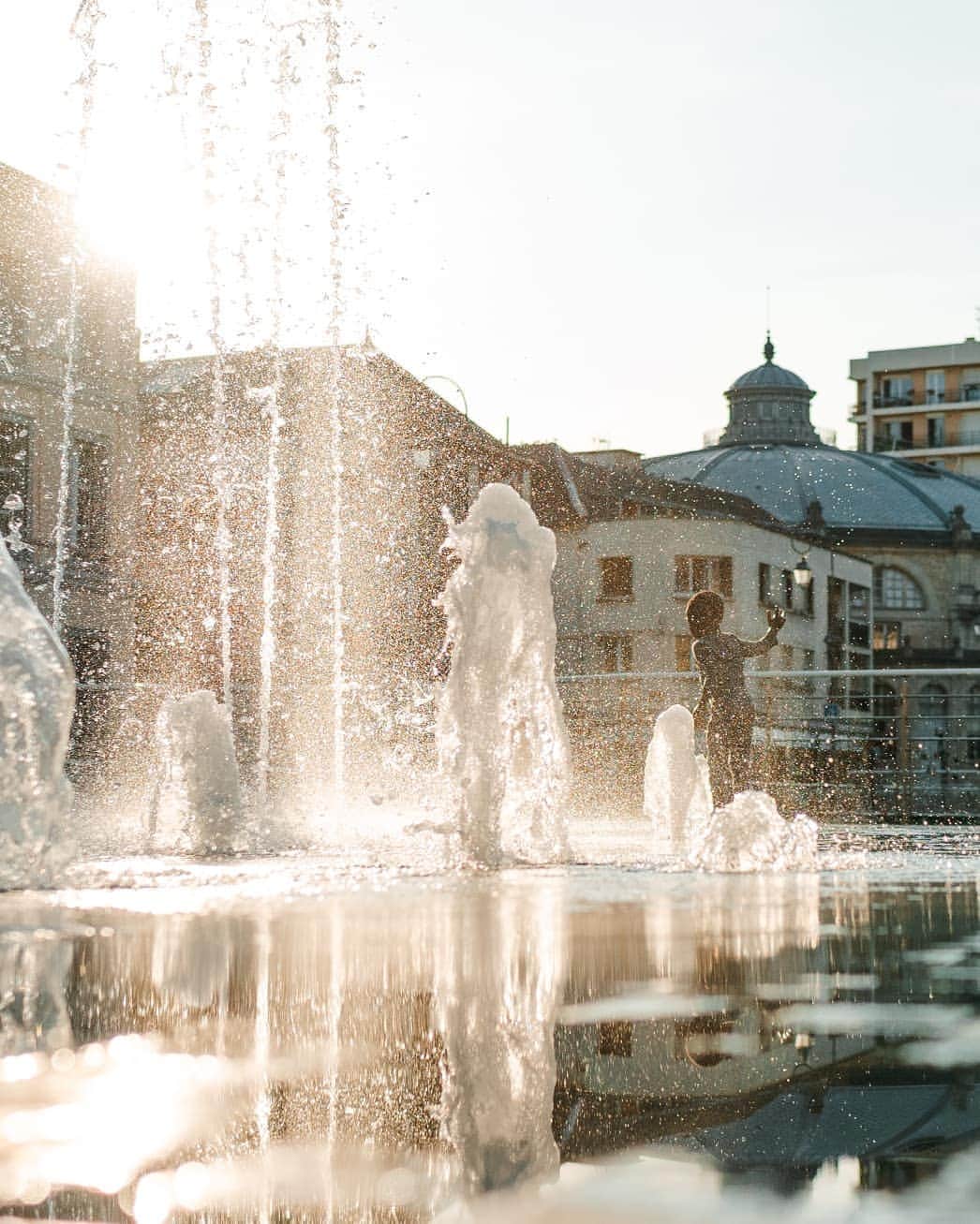 Putri Anindyaのインスタグラム：「Troyes in Summer // I had the opportunity to visit this gorgeous city called Troyes that located in the Champagne area, 2 hours driving from Paris. When I came, this was the thing that attracted me the most on my first day. Some cities have this kind of fountain and oftenly people use it as the solution for the summer heat. I will share more the pictures of Troyes that I took in the next days :) for a moment, hope you will like this one! #troyeschampagnetourisme」