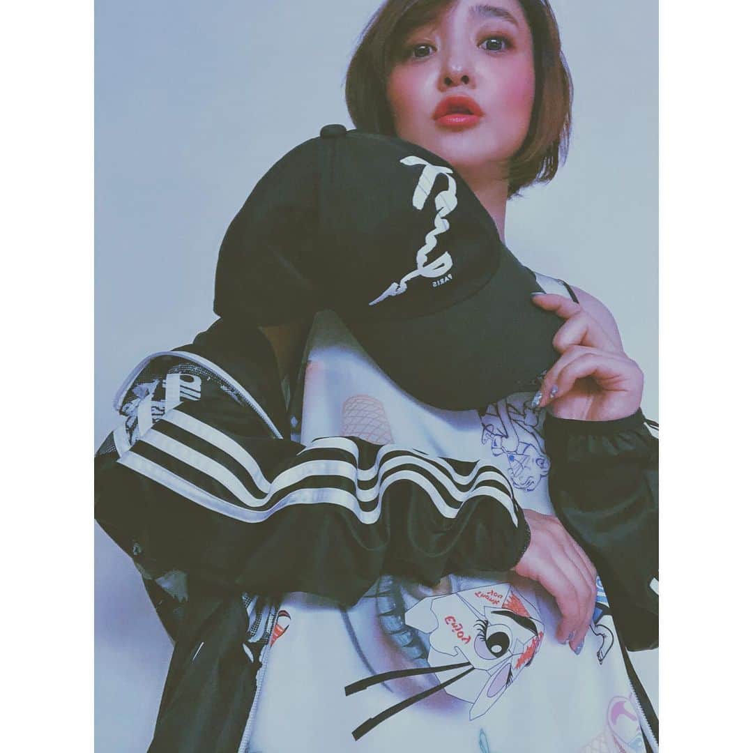 のインスタグラム：「いつかの私 . 原宿を歩く予定があったときの私服。 . うん、本当に歩いただけ。 . 🤣 . 仕事の合間の気分転換にね。 . 渋谷⇄原宿。 . 外観眺めるだけのウィンドショッピング。 . 🤣 . #onepiece / #cap ... #KENZO . #windbreaker ... #adidas . テーマはガラガラ！笑 . 柄と柄って、普段、合わせないんだけど、いいもんだね。 . 自分、開拓。 . #いつかの私 #私服 #コーデ #fasion #今日のコーデ とかじゃなくてごめん .」