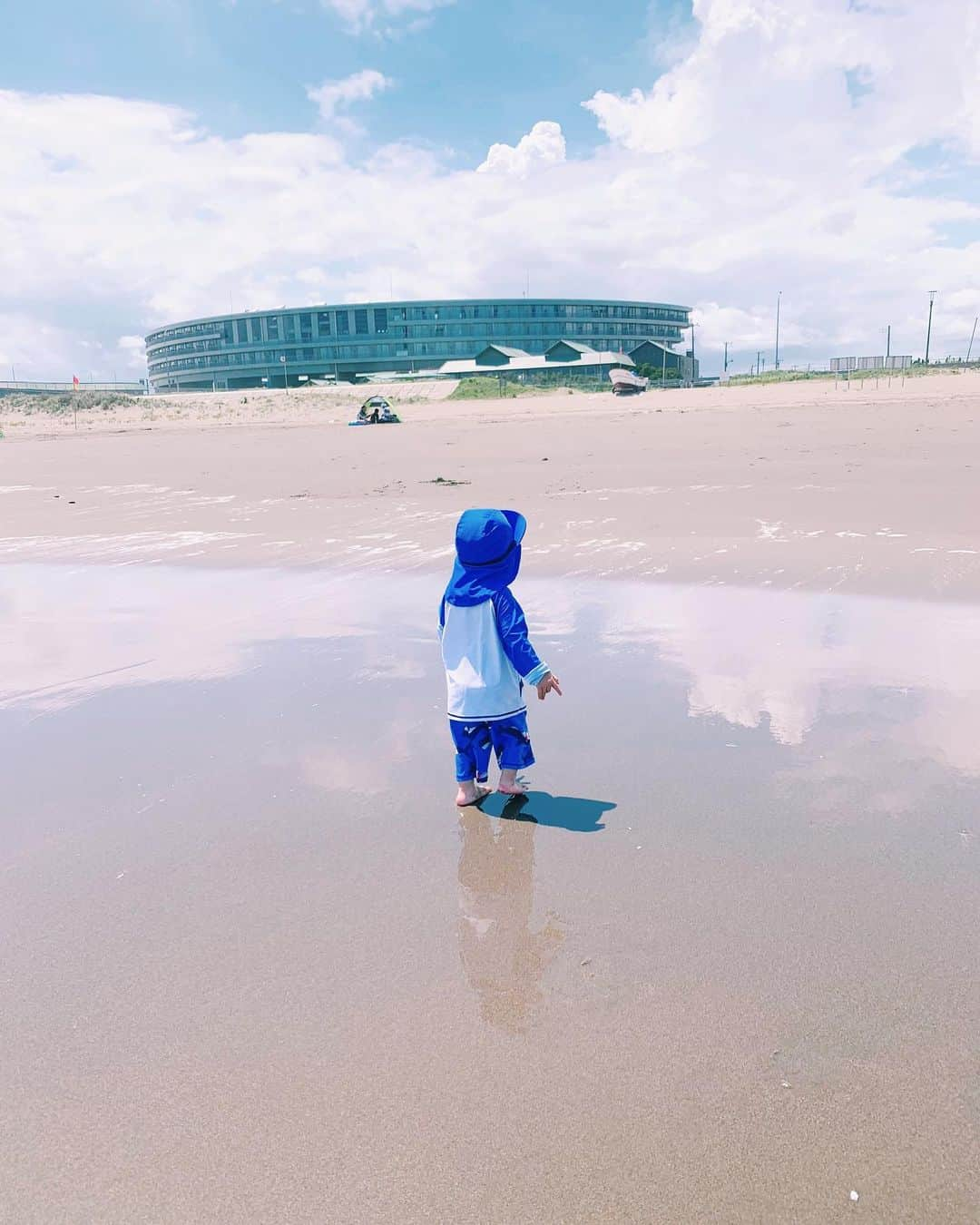 小池真友さんのインスタグラム写真 - (小池真友Instagram)「夏休み最初の思い出🏖九十九里 . はるとは海大好きで はやては波がくるたびに号泣だった🤣 (2枚目 やだ帰る！って歩いてるとこ) . . 👨🏻の会社の方達がとてもとても優しくてはるとはやてと沢山遊んでもらって帰り際には私ら親よりも懐いてしまっていた🤣 . #九十九里」7月25日 21時43分 - koikemayu_