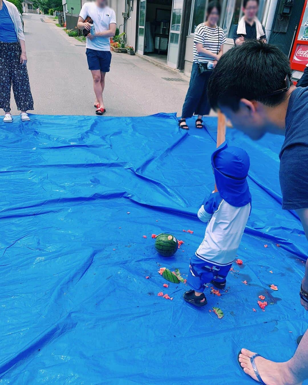 小池真友さんのインスタグラム写真 - (小池真友Instagram)「夏休み最初の思い出🏖九十九里 . はるとは海大好きで はやては波がくるたびに号泣だった🤣 (2枚目 やだ帰る！って歩いてるとこ) . . 👨🏻の会社の方達がとてもとても優しくてはるとはやてと沢山遊んでもらって帰り際には私ら親よりも懐いてしまっていた🤣 . #九十九里」7月25日 21時43分 - koikemayu_