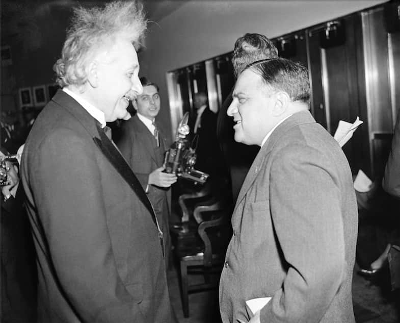 アルベルト・アインシュタインさんのインスタグラム写真 - (アルベルト・アインシュタインInstagram)「Throwback Thursday: Albert Einstein and New York Mayor F.H. LaGuardia chat at the opening of the Museum of Science and Industry in Manhattan on Feb. 11, 1936.  #throwbackthursday #newyork #nyc」7月25日 21時51分 - alberteinstein