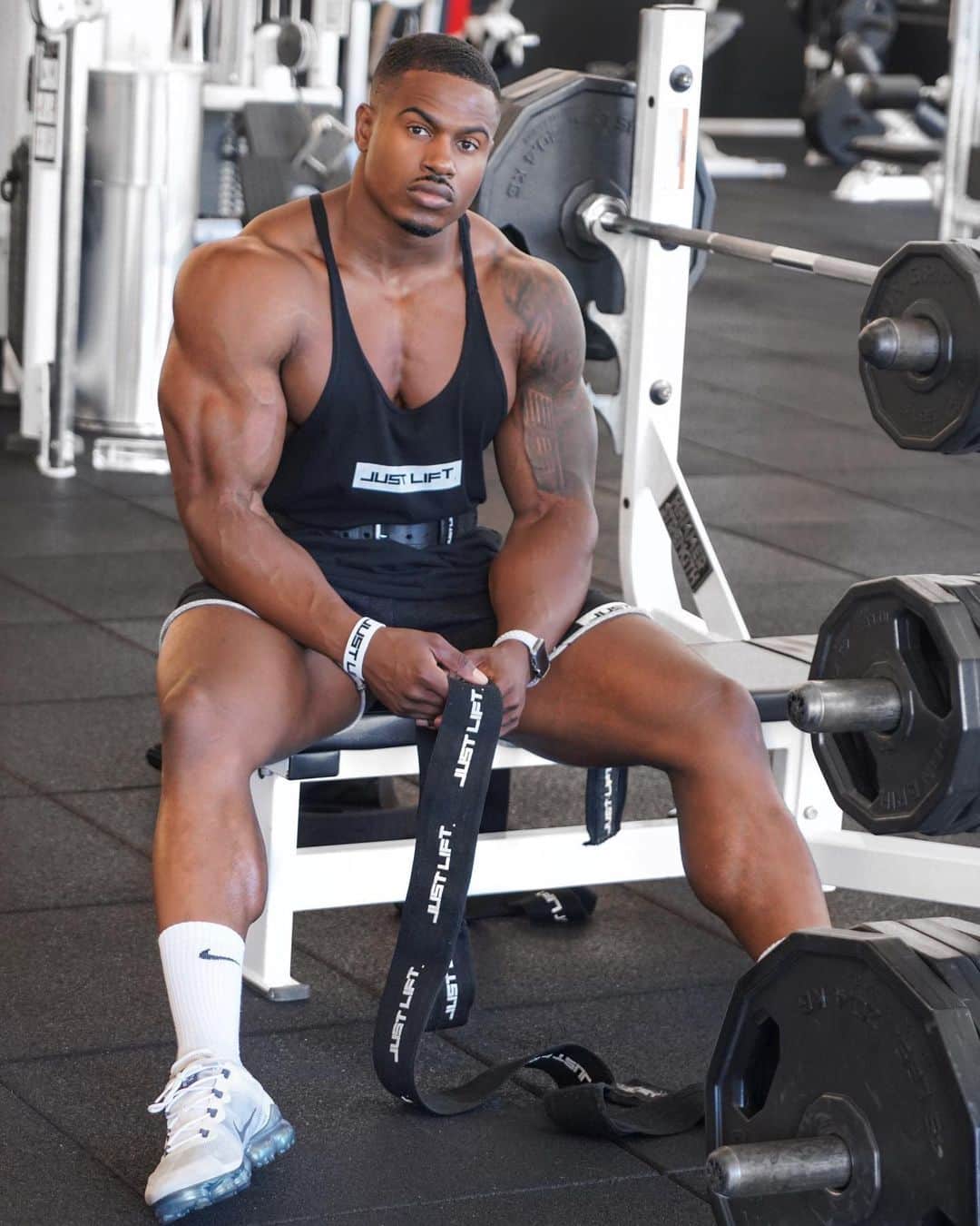 Simeon Pandaさんのインスタグラム写真 - (Simeon PandaInstagram)「Calm before the storm. Improve your performance with the @justliftofficial Knee/Elbow Wraps from SIMEONPANDA.COM⁣ ⁣ Get the @justliftofficial stringer at JUSTLIFT.COM⁣ ⁣ I want to help you train! Visit my YouTube Channel: YouTube.com/simeonpanda for FREE diet tips and training routines, or download programs at SIMEONPANDA.COM⁣⁣⁣⁣ ⁣ #simeonpanda #teamjustlift #elbowwraps」7月25日 21時53分 - simeonpanda
