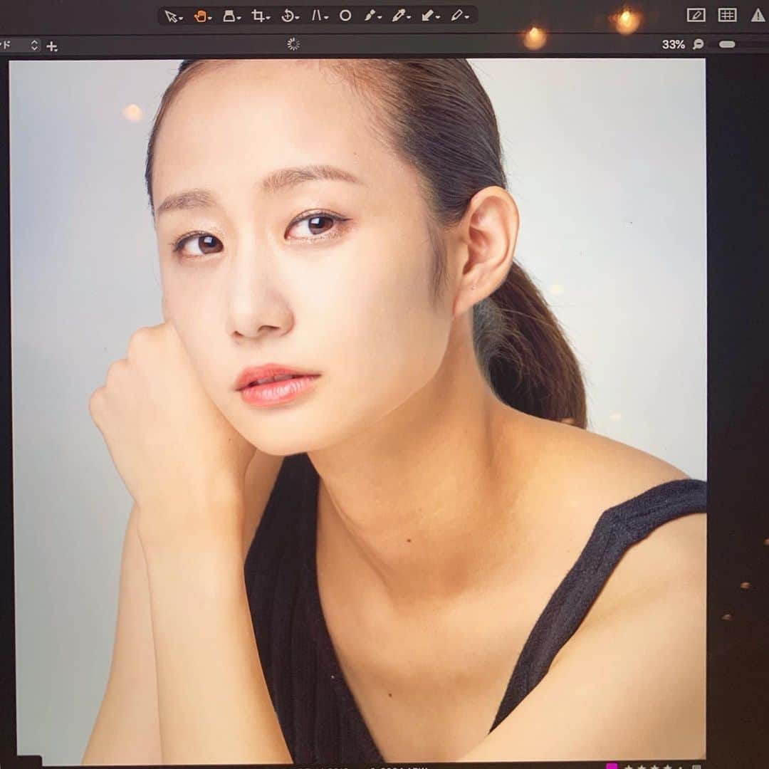 筒井萌子のインスタグラム：「* 先日のビューティー作品撮りの一枚✨ 高校時代はバトン部だったので オールバックお団子が当たり前だった🐻 普段は全然やらないけどこういう機会があると あの時を思い出す☺️ オデコが広くて丸くてツルツル。 みんなに褒められるチャームポイントです♪ またデータが上がったら掲載するね♪ @martsug & @ak.ymt  ありがとうございます♪ ・ #筒井萌子 #女優 #actress #モデル #model #岡山  #shooting #instagood #instalike #converse #撮影 #followme #instalike #ゴルフ #ゴルフ女子 #ゴルフコーデ #골프 #좋아요반사 #좋아요그램 #좋아요환영 #데일리그램 #패션 #오오티디 #카페 #카페  #カープ  #広島カープ」