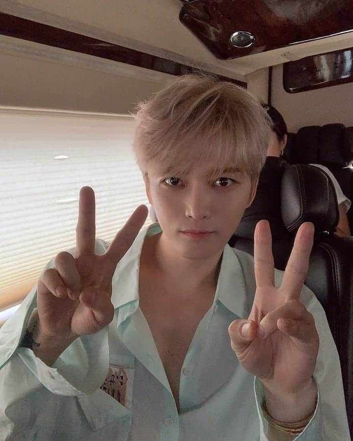 キム・ジェジュンさんのインスタグラム写真 - (キム・ジェジュンInstagram)「오늘 아침 5시반부터 시작된 하루 길고길었고 보람차고 vlive 폭발잼.ㅜㅜ  베트남 팬분들 너무 감사하고 진행도와주신 진주씨도 고마워요~  내일은 또 어떤 사건 사고와 꿀잼과 감동이 펼쳐질지 기대하며 살포치 클렌징을 해봅니다  이따 한국에선 연애의 맛이 시작됩니다 천명훈 형의 다사다난한 로맨스도 기대해주세요  #vietnam  #vlive  #연애의맛  #스무디폭발 #뚜껑없는믹서개발이시급」7月25日 21時54分 - jj_1986_jj