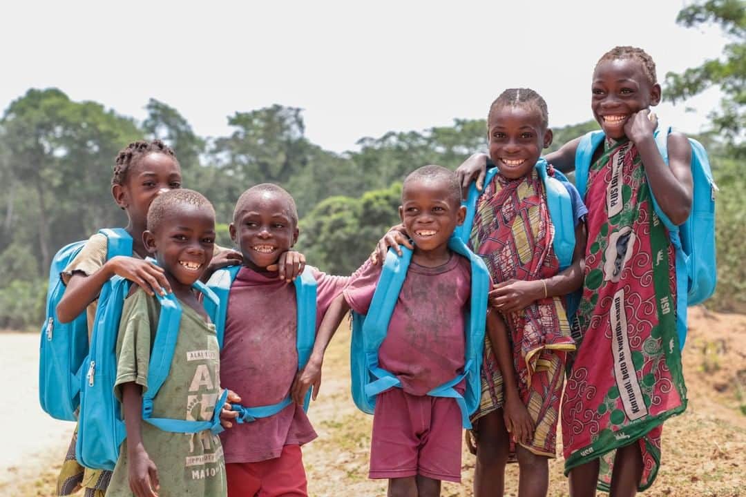 unicefさんのインスタグラム写真 - (unicefInstagram)「These children are proudly showing off their new bags in Bétou, Republic of Congo. @unicefsupply provided 4.5 million school bags for children across the world last year. #ForEveryChild, education. © UNICEF/UN0288382/Diefaga」7月25日 21時55分 - unicef