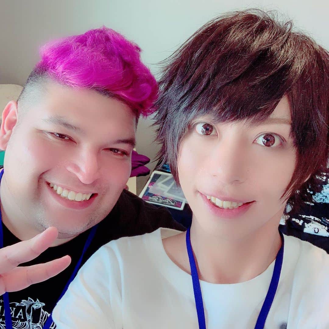 のインスタグラム：「まだまだアメリカでの写真が沢山！！Chaotic Harmony Importsの人達との写真です！1枚目からMateo,Grady,Crystal,Haley,Melissa,Amanda,Joshです。今回本当にみんなのおかげで最高のアメリカLIVE、LIFEを満喫できました。みんな寝る間を惜しんで様々な準備してくれたり、日本で言う「おもてなし」もしてくれました！写真は撮れてないけど他にもイベントスタッフも本当に良くしてくれました！早くみんなにまた会いたい！最高のファミリーです！ #2shot #sarshi #chaoticharmonyimports Imports #tokyointulsa #tokyointulsa2019 #family」