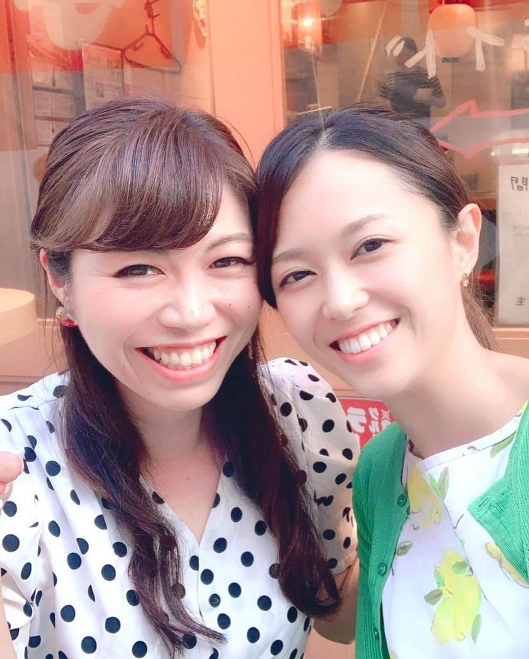 小林アナさんのインスタグラム写真 - (小林アナInstagram)「‪近藤さや香ちゃんと仕事終わり‬ ‪昼遊びしました。‬ ‪私の今日のテーマは朝ドラ感。‬ ‪さやちゃんと色合い被って‬ ‪バックのお店も相まって昭和感。‬ ‪餃子たらふく食べました。‬ ‪ステキ。‬」7月25日 22時06分 - genkobiribiri