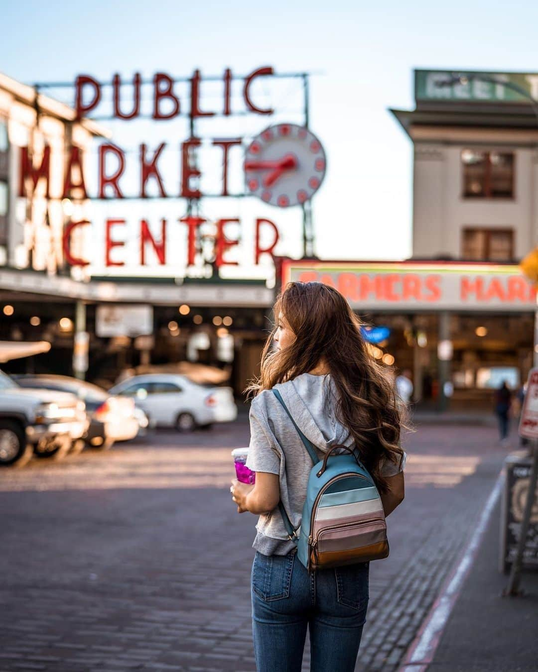 Visit The USAさんのインスタグラム写真 - (Visit The USAInstagram)「There is more to Pike Place Market than just fish and produce. Come to this iconic spot in Seattle, Washington on a warm summer night to enjoy live music and a cabaret show! 📷: @krystinesc #VisitTheUSA」7月25日 22時00分 - visittheusa