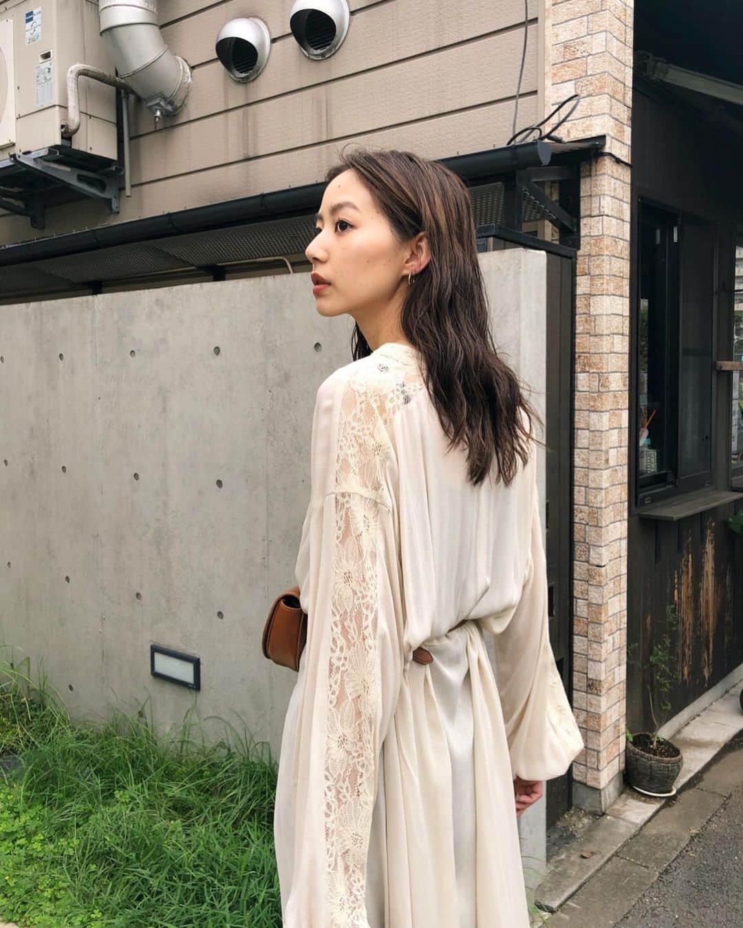 Shiho Sasakiのインスタグラム：「2019年のSSのセールも残りわずかですよ📣 たまにはこういう女ぽいレースも🌼 @sheltterwebstore で40%オフになってるよ✨ 詳しくはストーリーのリンクから飛べます✈️ #MOUSSY#MOUSSYSNAP」