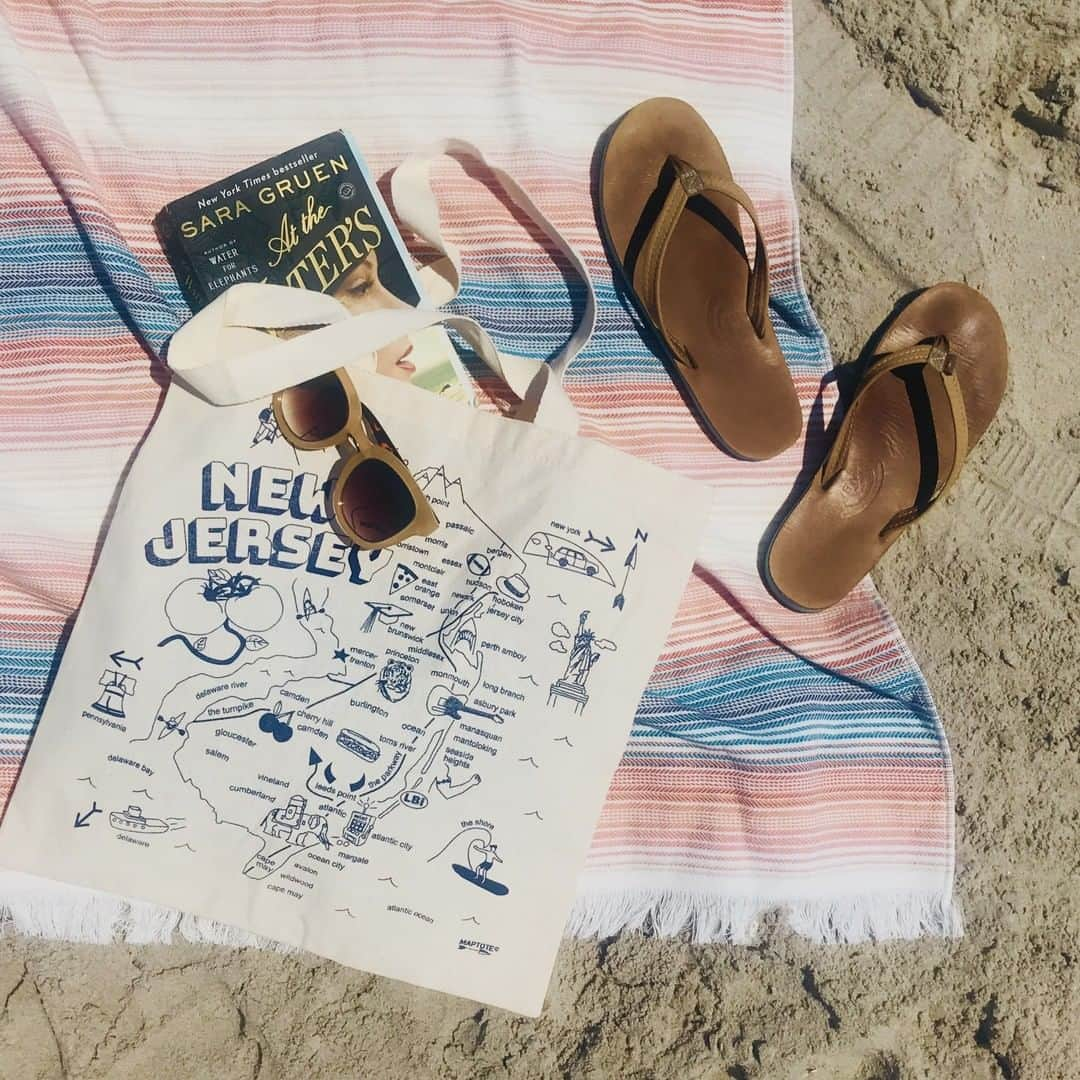 マップトートさんのインスタグラム写真 - (マップトートInstagram)「Where are you headed this summer?! Gear up for your next vacay with our #summersale. Use code VACAY for 25% off all full-priced items now through Sunday and receive free standard shipping when you spend more than $50 🏝️ . . . . . #maptote #madeinusa #madeinbrooklyn #newjersey #shore #jerseyshore #ocnj #beachvibes #sale #summergetaway」7月25日 22時01分 - maptote