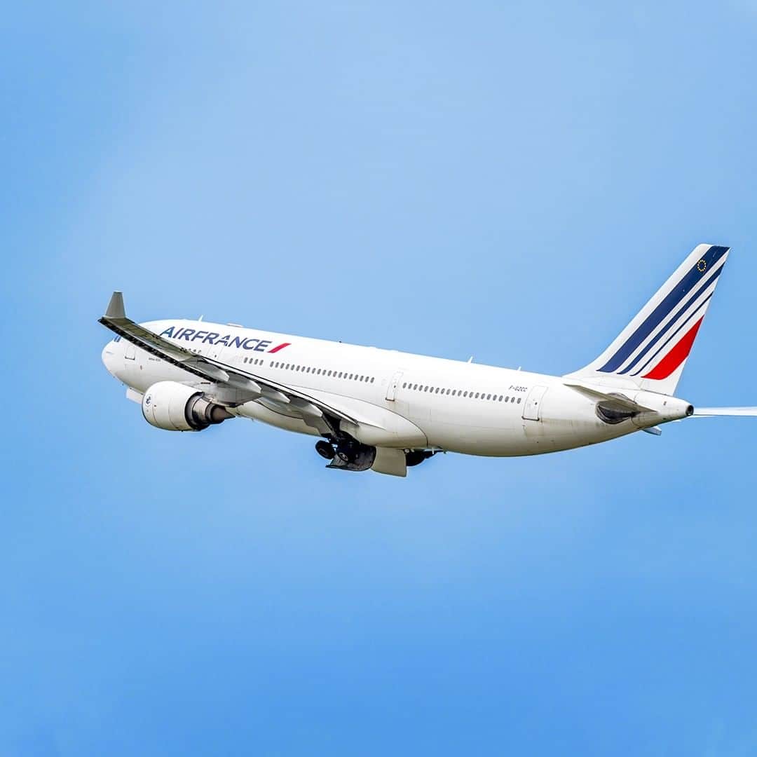 エールフランスのインスタグラム：「Suspended moment, few seconds after take off.  Moment suspendu, quelques instants après avoir quitté la terre.  #AirFrance #Franceisintheair」