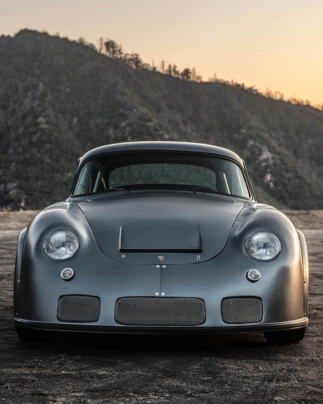 Porscheさんのインスタグラム写真 - (PorscheInstagram)「Porsche specialist Rod Emory’s (@rodemory) latest hot rod masterpiece, a 356 RSR, tributes our motorsport history while remaining distinctively Californian. The 356 RSR's engine, just like the removable aluminium body, is a completely custom design. #Porsche #356RSR」7月25日 22時01分 - porsche