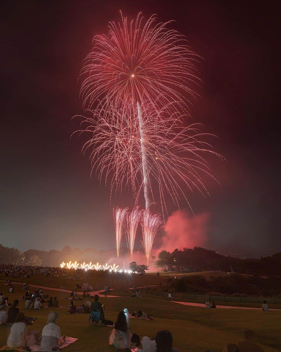 Asuka（明日香）さんのインスタグラム写真 - (Asuka（明日香）Instagram)「*﻿ *﻿ Red fireworks❤️ *﻿ *﻿ ﻿浜松に住んでいたときは一度も行かなかったのに、名古屋からえっちらおっちらと☺️ 音も良かったです♬ ﻿ 2019.07.24 *﻿ *﻿ #日本平まつり﻿ #日本平﻿ #花火 ﻿ #fireworks ﻿ #花火大会 ﻿ #night ﻿ #nightphotography ﻿ #nightview ﻿ #reallyrightstuff﻿﻿ #fstopgear﻿﻿ #SonyAlpha ﻿ #BeAlpha﻿ #SonyImages﻿ #yourshotphotographer﻿ #sony」7月25日 22時07分 - _asuka_asuka_