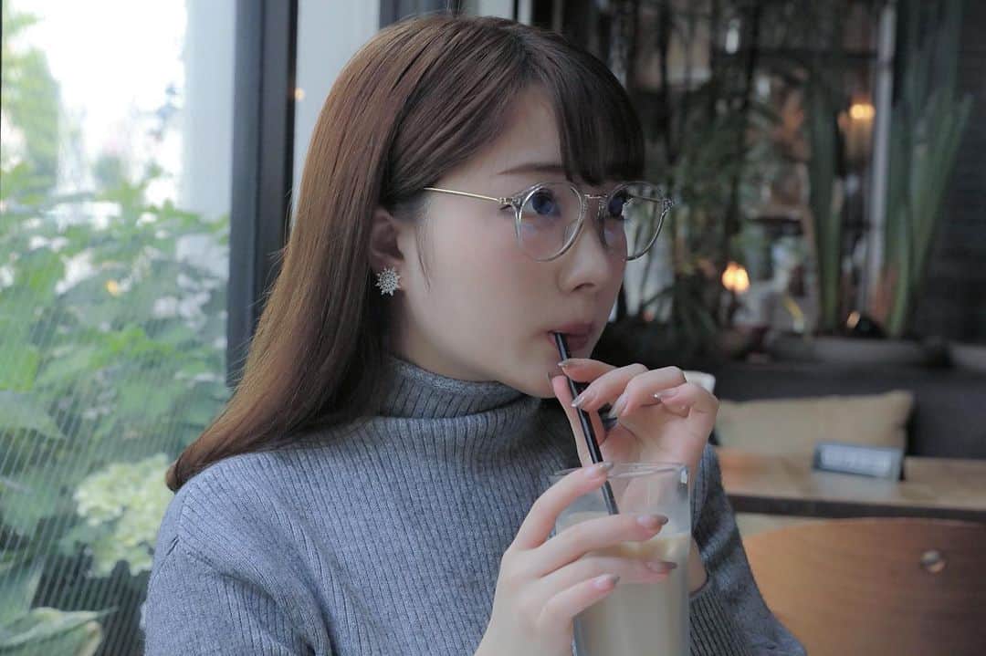 おもてちゃんのインスタグラム：「. ◎スノーピアス ◎バルーンスリーブセーター . この写真なんかすき☕️ めがねは私物です、似合うかな #m_mignon」
