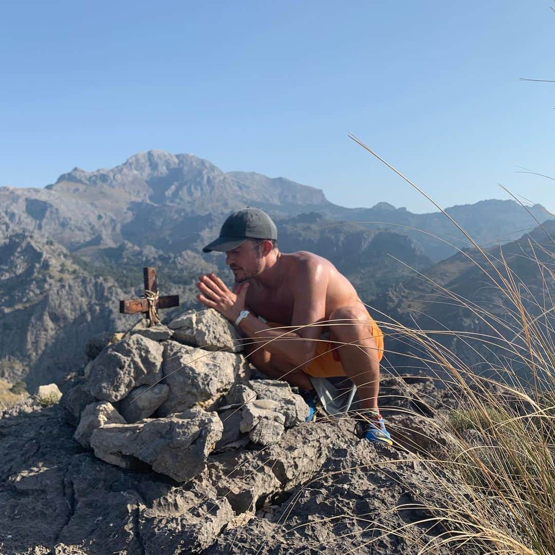 オーランド・ブルームさんのインスタグラム写真 - (オーランド・ブルームInstagram)「the best view comes after the hardest climb... if anyone can translate the last photo pls leave in the comments I’d love to know what it says🙏」7月25日 22時04分 - orlandobloom