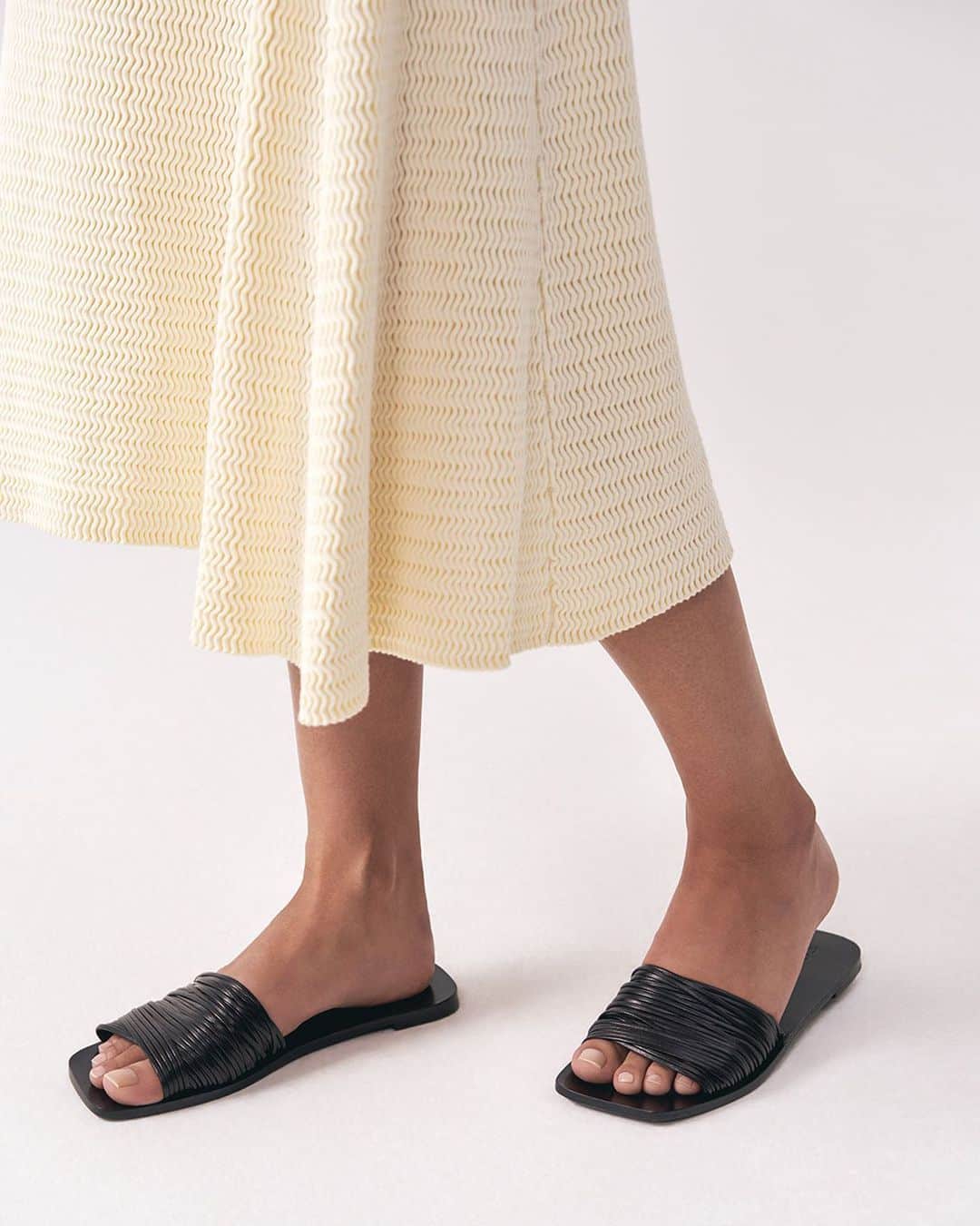 コスさんのインスタグラム写真 - (コスInstagram)「Our bestselling sandals: perfect for the heatwave. Explore more summer bestsellers via the link in our bio... #cosstores」7月25日 22時04分 - cosstores