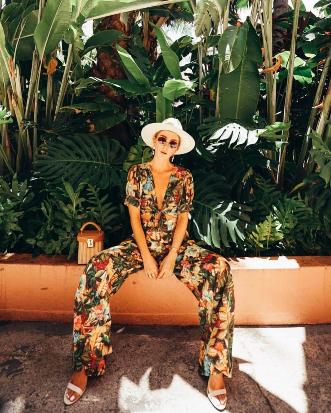 サムエデルマンのインスタグラム：「@minimalmajor giving us all the tropical vibes in our sandals! 🌴🌺☀」