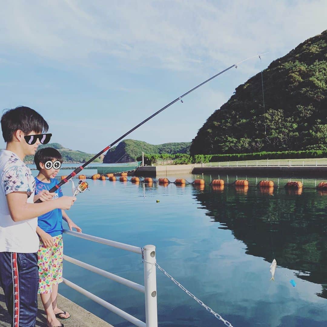 相川七瀬さんのインスタグラム写真 - (相川七瀬Instagram)「朝ごはんを調達に。 兄弟で釣り。 アジが三匹釣れたよ！！ 塩焼きにします😊✨ #朝ごはん #兄弟の夏休み」7月26日 7時43分 - nanasecat