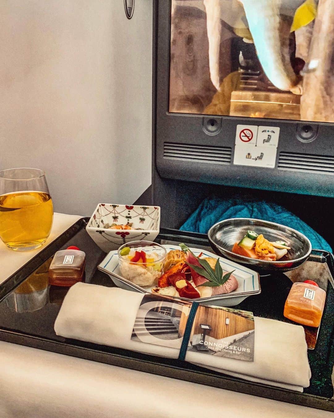 松林裕香さんのインスタグラム写真 - (松林裕香Instagram)「羽田→Paris→まずはVeniceへ✈️ 今回はANAのビジネスクラスを利用したよ✨ 和食は「よし邑」の総料理長監修。 美味しゅうございました❣️ ベッドもフルフラットで快適✨ グローブトロッターのアメニティーケース、かわいい😍 . 今日から2週間、イタリア周遊&パリを旅してきます🇮🇹🇫🇷 . #ANA#飛行機#ANAビジネスクラス」7月26日 7時35分 - yukapiano_