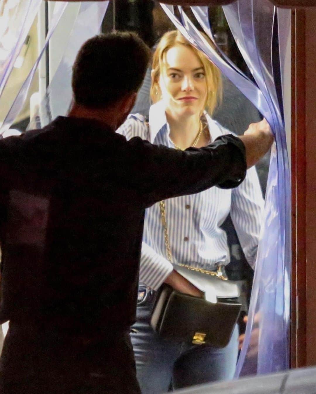Just Jaredさんのインスタグラム写真 - (Just JaredInstagram)「Emma Stone is all smiles as she heads home after grabbing dinner with friends! #EmmaStone #Backgrid」7月26日 7時51分 - justjared