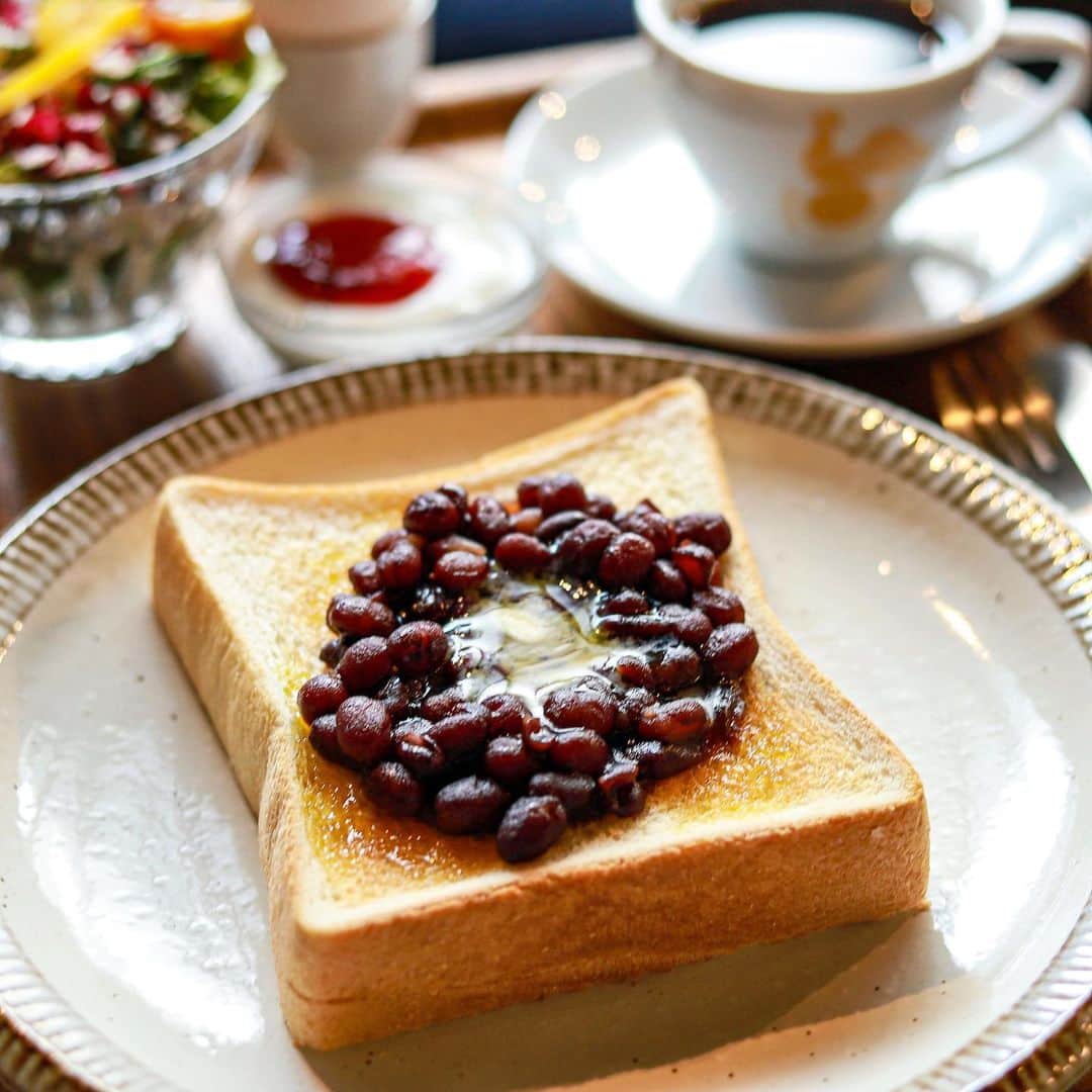 きょん。さんのインスタグラム写真 - (きょん。Instagram)「. .  喫茶モーニング @kissamorning  名古屋駅から 徒歩圏内。  駆け足で 進む人たちとは 真逆の方向に スローテンポな 1日を送ることができる 喫茶あり☕️ 終日愉しめる モーニングメニューの中に 小倉トーストがあるお陰で 口福に加えて 名古屋の朝感も得た☀︎ #喫茶モーニング #breakfast#nagoya#coffee」7月26日 7時44分 - kyon_tokiiro